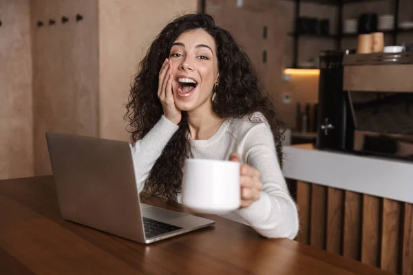 Izgatott boldog nő használ laptop számítógép — Stock Fotó