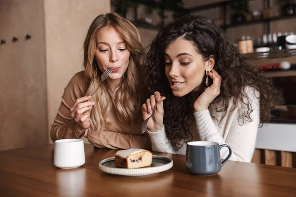 흥분 행복 예쁜 여자 친구 앉아 에 카페 마시는 커피 먹는 케이크. — 스톡 사진