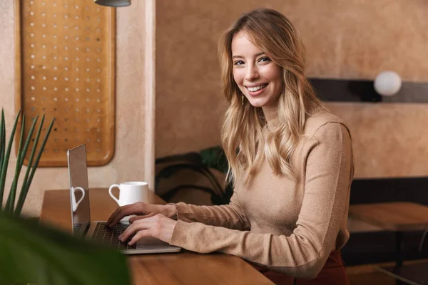 Pretty Happy Girl zittend in café met laptop computer. — Stockfoto