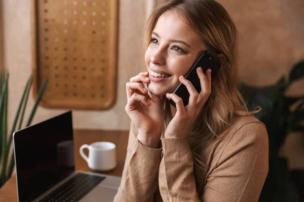 Szép érzelmi boldog lány ült kávézóban beszél a mobiltelefonnal. — Stock Fotó