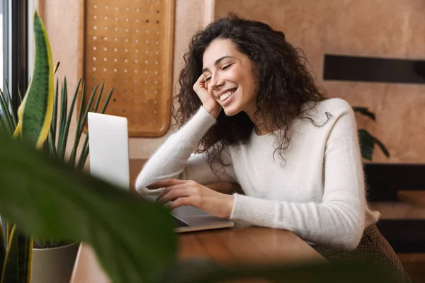 Menina muito feliz sentado no café usando computador portátil . — Fotografia de Stock