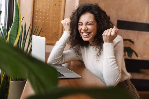 Érzelmi döbbenve lány ül kávézóban laptop számítógép segítségével, hogy győztes gesztus. — Stock Fotó