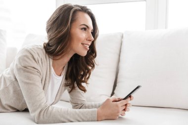 Gülümseyen güzel kız rahatlatıcı