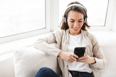 Gülümseyen güzel kız rahatlatıcı