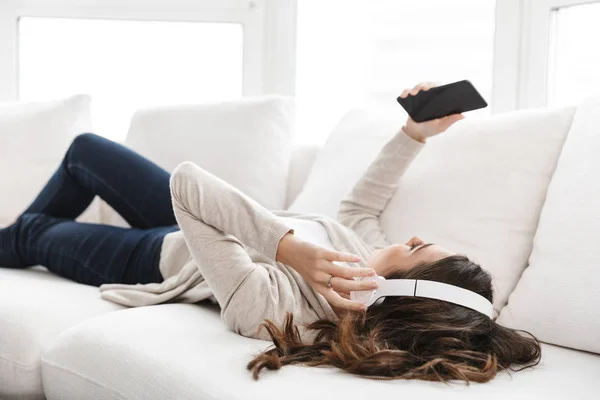 Smiling beautiful girl relaxing — Stock Photo, Image