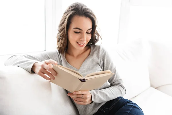 Sonriendo hermosa chica relajante — Foto de Stock