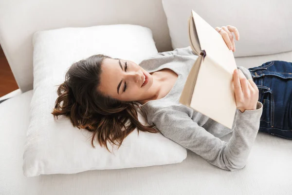 Sonriendo hermosa chica relajante — Foto de Stock