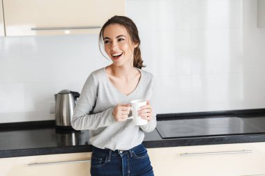 Çekici genç kadın çay fincan içme