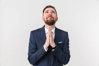 Beyaz duvar arka plan üzerinde izole poz işadamı jest lütfen umutlu olun.