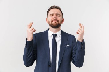 Beyaz duvar arkasında yalnız poz veren genç işadamı umutlu olun lütfen..