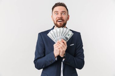 İşadamı para ile beyaz duvar arka plan üzerinde izole poz.