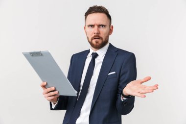 Kafası karışmış işadamı beyaz duvar arka plan tutarak pano üzerinde izole poz.