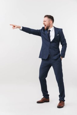 Yakışıklı genç işadamı beyaz duvar arka plan üzerinde izole poz işaret.