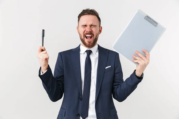 Urlando uomo d'affari emotivo posa isolato su sfondo muro bianco . — Foto Stock