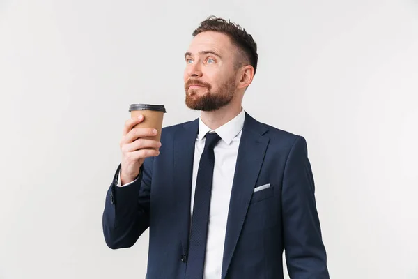 Homme d'affaires posant isolé sur fond de mur blanc boire du café . — Photo