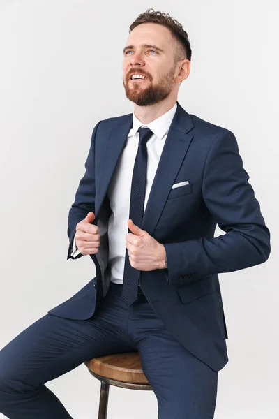 Joven empresario posando aislado sobre fondo de pared blanco . —  Fotos de Stock