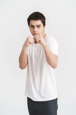 Kendine güvenen genç sporcu boks egzersizleri yapıyor