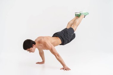 Kendine güvenen bir sporcunun tam uzunluğu