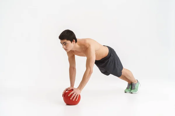 Longitud completa de un joven deportista sin camisa en forma segura — Foto de Stock