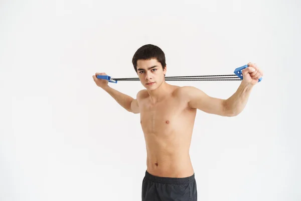 Confiante ajuste jovem desportista sem camisa fazendo exercícios — Fotografia de Stock