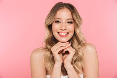 Sarışın kıvırcık saçlı güzel bir genç kızın portresi