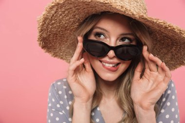 güzel, genç, sarışın bir kadın portresi