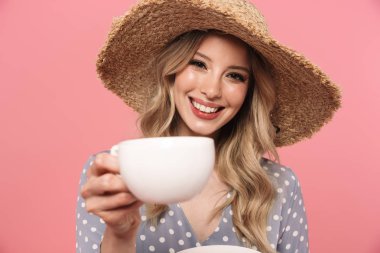 güzel, genç, sarışın bir kadın portresi