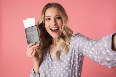 Yaz elbisesi giyen güzel genç sarışın kadın