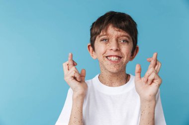 Mutlu çocuk 10-12y parmakları çapraz tutmak çiller ile Görüntü 