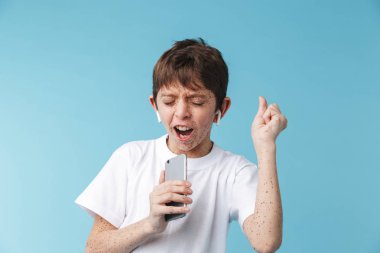 Beyaz giyen çiller ile genç kafkas çocuk 10-12y görüntü 