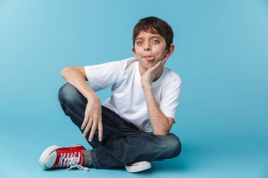 Beyaz c giyen çiller ile komik esmer çocuk 10-12y Görüntü