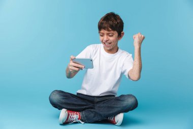 Çiller tutan memnun esmer çocuk 10-12y Görüntü ve