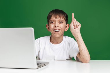 Çiller eğitim ile sevimli küçük çocuk