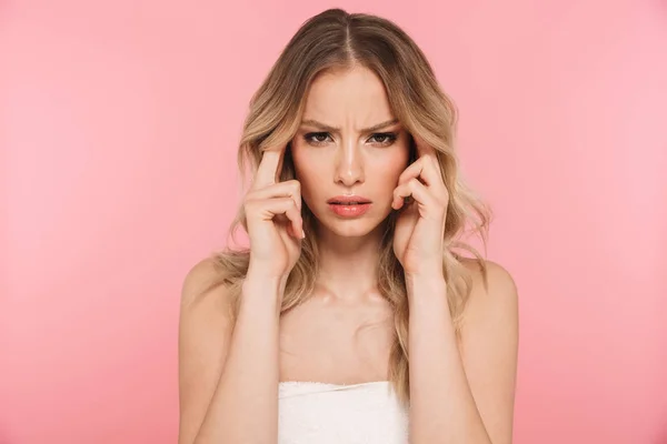 Retrato de una hermosa joven con el pelo rubio rizado — Foto de Stock