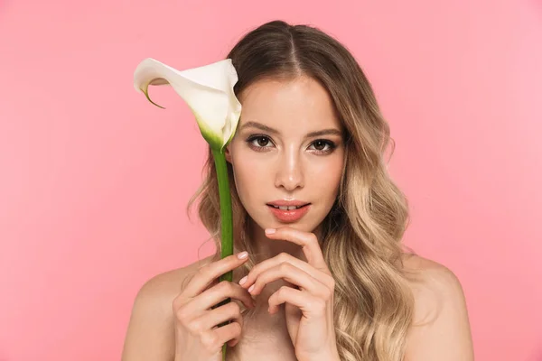 Retrato de belleza de una joven encantadora —  Fotos de Stock