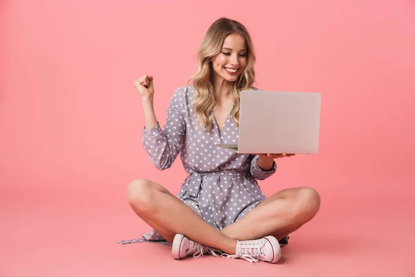 Retrato de una joven rubia alegre — Foto de Stock