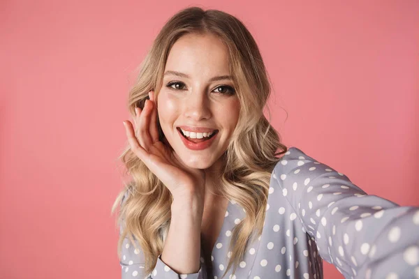 Linda jovem loira usando vestido de verão — Fotografia de Stock