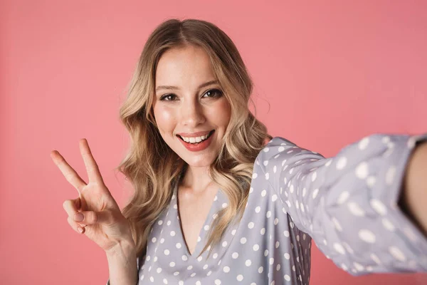 Bella giovane donna bionda che indossa un vestito estivo — Foto Stock