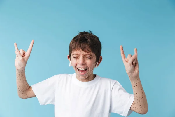 Image of happy caucasian boy 10-12y with freckles wearing white — Stock Photo, Image