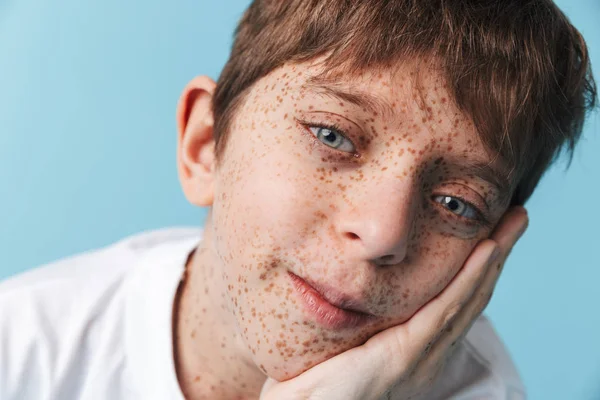 Retrato closeup de menino bonito sincero 10-12y com sardas nós — Fotografia de Stock