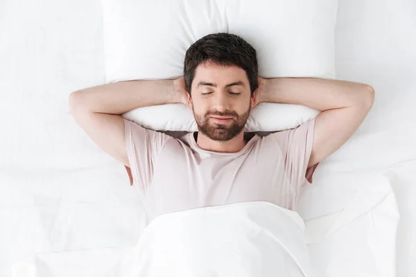 Joven guapo por la mañana en la cama . —  Fotos de Stock