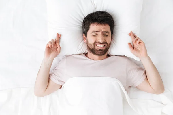 Feliz joven en la mañana bajo la manta en la cama miente hacer ho — Foto de Stock