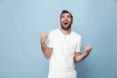 Boş t-shirt ayakta giyen neşeli heyecanlı adam