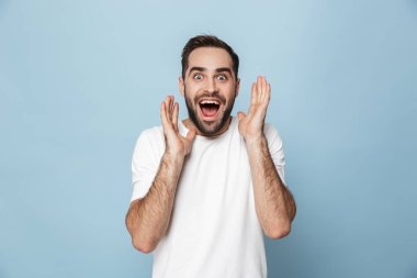 Boş t-shirt ayakta giyen neşeli heyecanlı adam