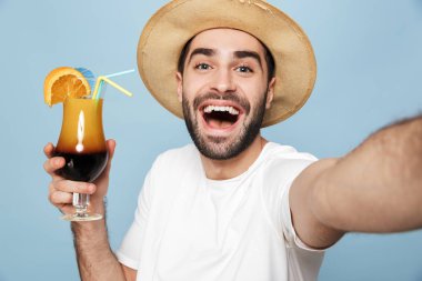 Boş t-shirt ayakta giyen neşeli heyecanlı adam