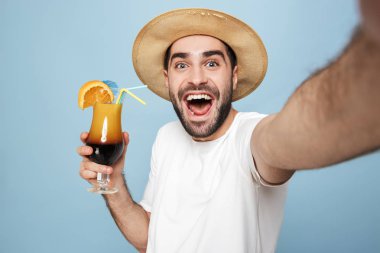 Boş t-shirt ayakta giyen neşeli heyecanlı adam