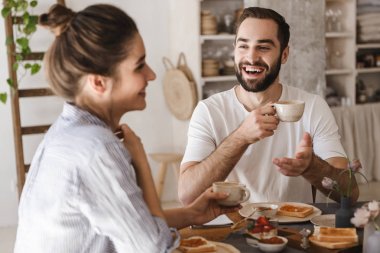 Lezzetli kahvaltı mutlu neşeli çift