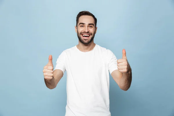 Veselý vzrušený muž s prázdným tričkem na sobě — Stock fotografie