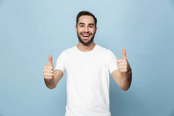 Alegre animado homem vestindo branco t-shirt de pé — Fotografia de Stock