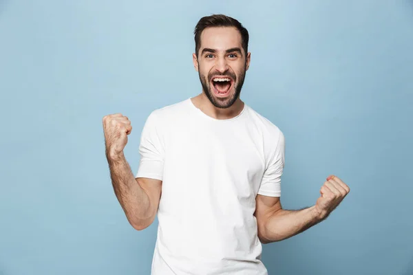 Χαρούμενη ενθουσιασμένος άντρας φορώντας κενή t-shirt στέκεται — Φωτογραφία Αρχείου